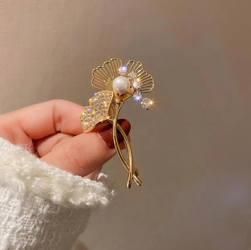 Broche de Luxe en Cristal et Perles Flocon de Neige