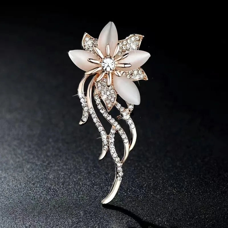 Broche de Luxe en Cristal et Perles Flocon de Neige