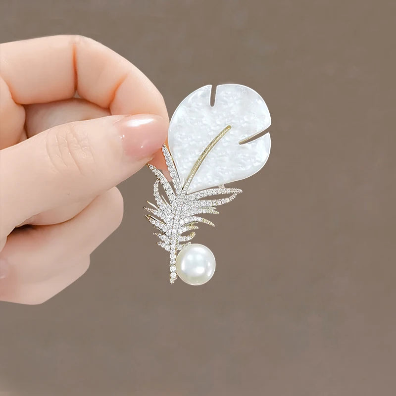 Broche de Luxe en Cristal et Perles Flocon de Neige