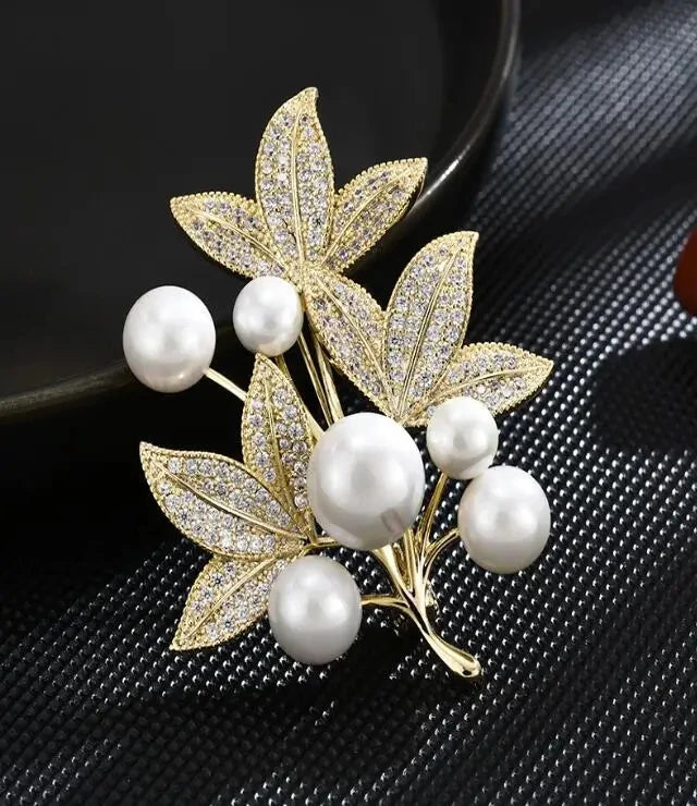 Broche de Luxe en Cristal et Perles Flocon de Neige